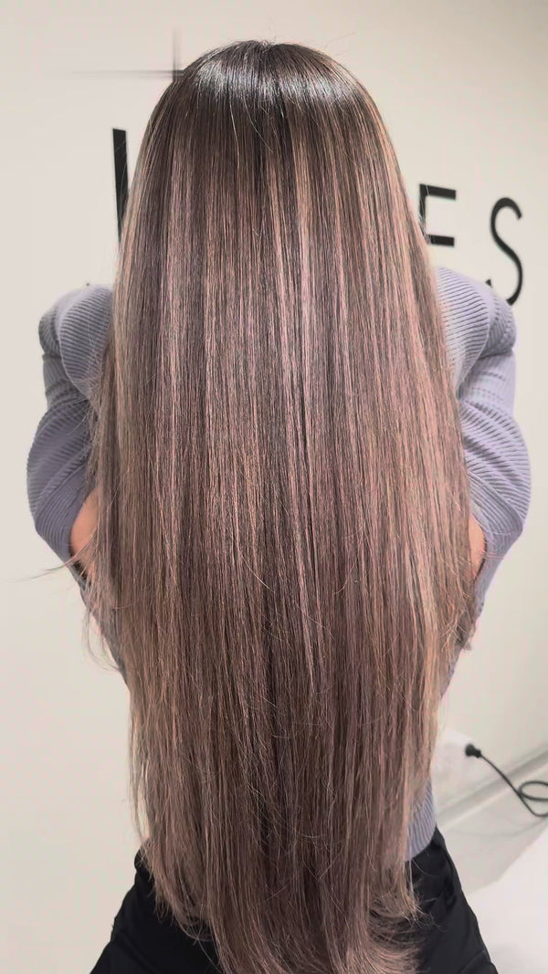 Kund visar sitt hår efter Hair Beautification